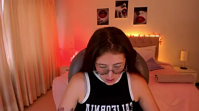 Emily Warren  online show from 10-28-25, 08:08