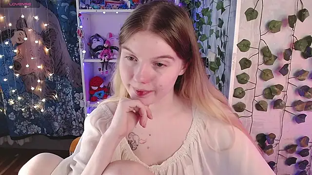 Strawberry juli online show from 03-11-25, 05:35