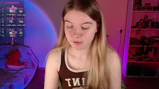 Strawberry juli online show from 05-19-26, 05:36
