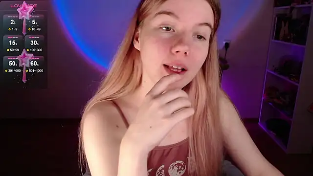 Snapshot of Strawberry_juli chatting on 02-21-26, 02:13 Strawberry juli online show from 02-21-26, 02:13