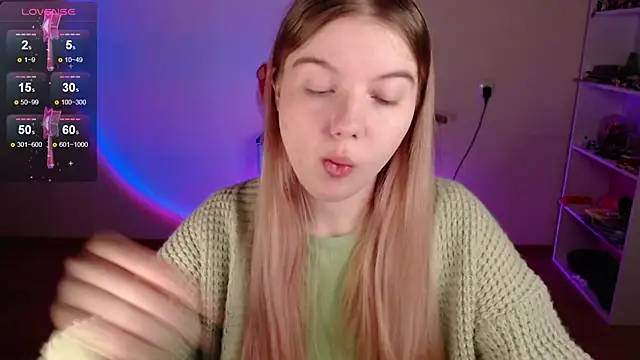 Strawberry juli online show from 04-11-26, 05:48