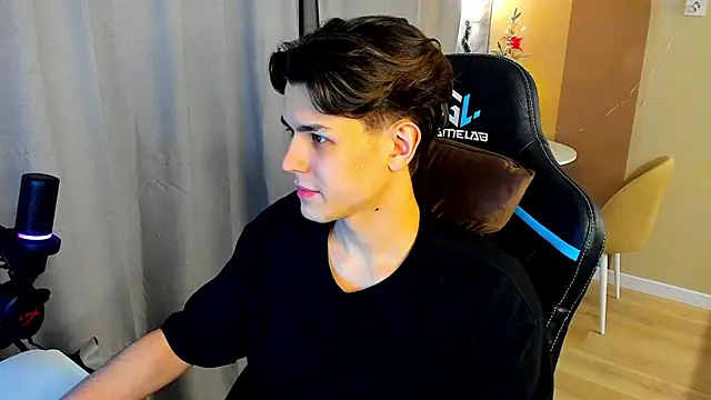 TravisRevas online show from 12-16-25, 04:33