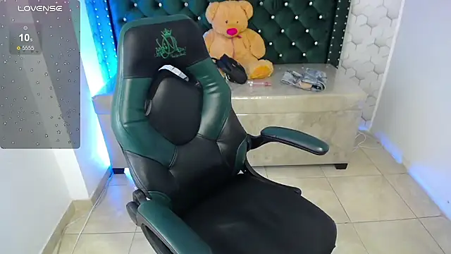 Sarah evansm online show from 10-30-25, 02:54