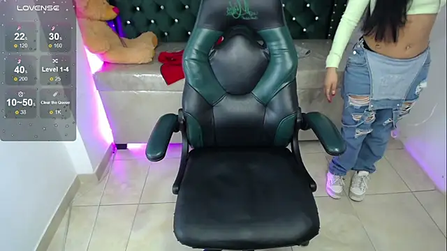 Sarah evansm online show from 11-17-25, 02:59