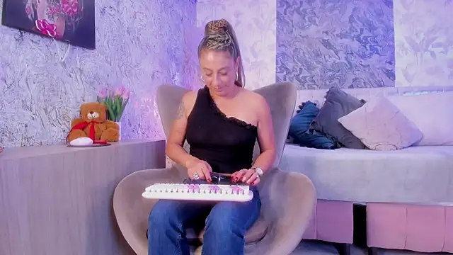 Liannaa  online show from 09-18-25, 07:39