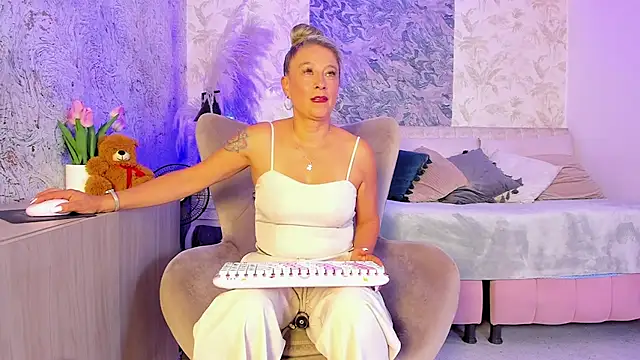 Liannaa  online show from 07-08-26, 07:25