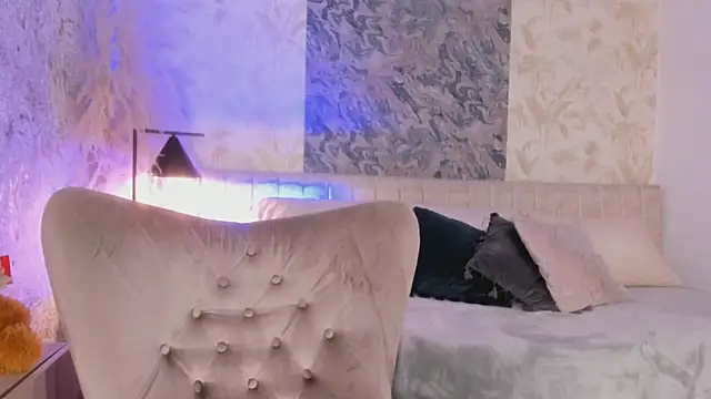 Liannaa  online show from 10-30-25, 07:55