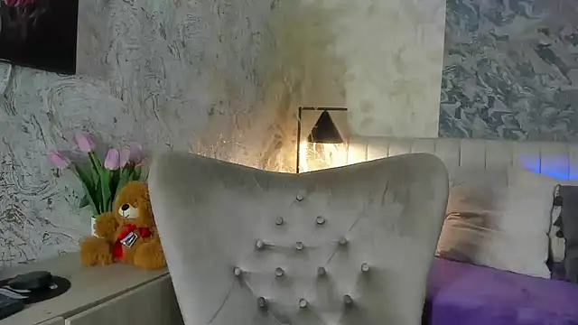 Arianaa collins online show from 10-31-25, 12:02