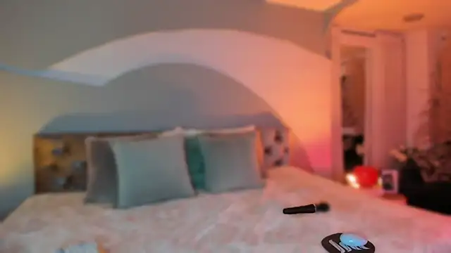 Elizabeth clark  online show from 11-11-25, 08:03