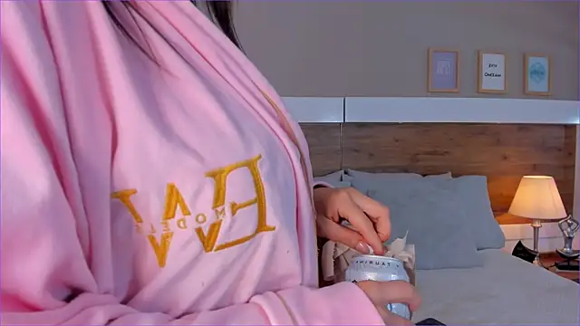 ScarlettWallace online show from 10-25-25, 05:39