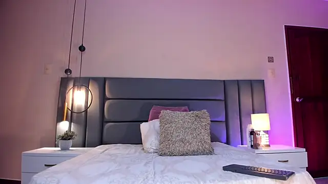 Snapshot of SeleneLujan chatting on 12-01-25, 11:44 SeleneLujan online show from 12-01-25, 11:44