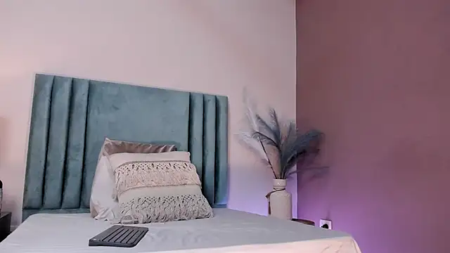 Snapshot of SeleneLujan chatting on 12-17-25, 11:59 SeleneLujan online show from 12-17-25, 11:59