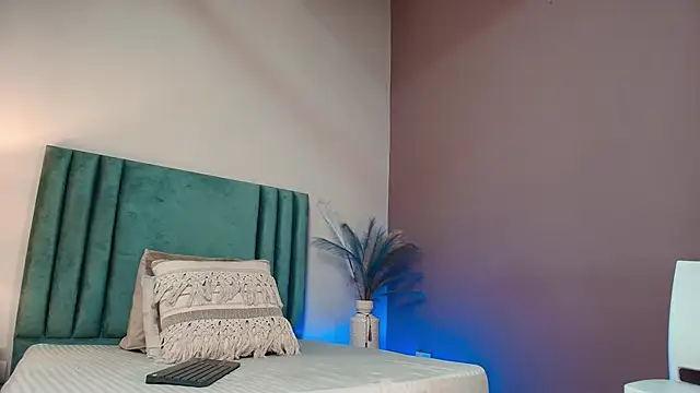 Snapshot of SeleneLujan chatting on 11-22-25, 12:26 SeleneLujan online show from 11-22-25, 12:26