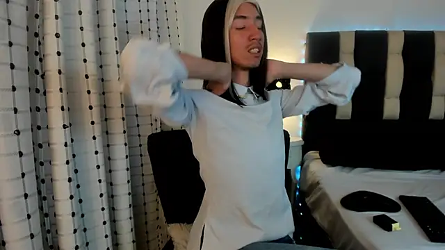 loverisu-coral online show from 12-19-25, 10:01