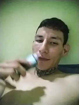 Snapshot of averno777 chatting on 06-12-26, 02:31 averno777 online show from 06-12-26, 02:31