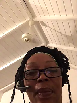 Snapshot of Ladyzee25 chatting on 09-14-25, 04:02 Ladyzee25 online show from 09-14-25, 04:02