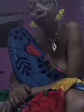 Ladyzee25 online show from 11-17-25, 08:18