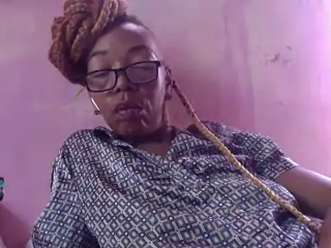 Snapshot of Ladyzee25 chatting on 06-15-26, 05:01 Ladyzee25 online show from 06-15-26, 05:01