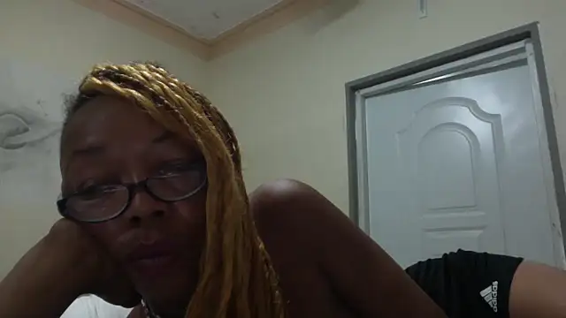 Snapshot of Ladyzee25 chatting on 10-19-25, 09:23 Ladyzee25 online show from 10-19-25, 09:23