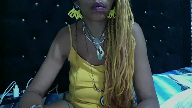 Snapshot of Ladyzee25 chatting on 10-19-25, 11:40 Ladyzee25 online show from 10-19-25, 11:40