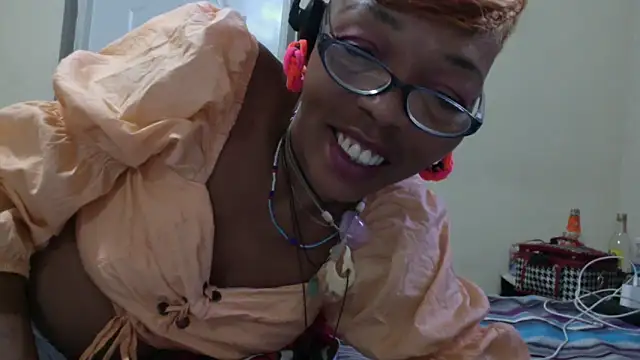 Snapshot of Ladyzee25 chatting on 10-18-25, 02:08 Ladyzee25 online show from 10-18-25, 02:08