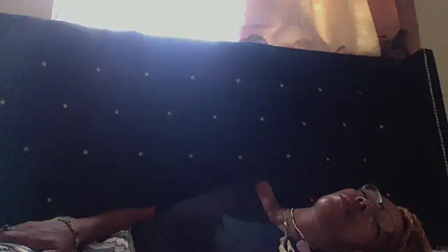 Snapshot of Ladyzee25 chatting on 10-21-25, 02:38 Ladyzee25 online show from 10-21-25, 02:38