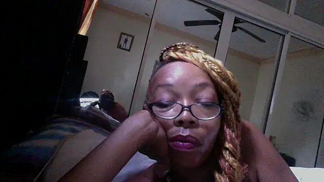 Snapshot of Ladyzee25 chatting on 10-17-25, 01:02 Ladyzee25 online show from 10-17-25, 01:02