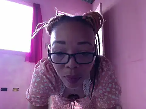 Snapshot of Ladyzee25 chatting on 05-10-26, 04:31 Ladyzee25 online show from 05-10-26, 04:31