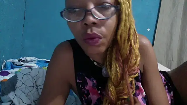 Ladyzee25 online show from 10-28-25, 04:57