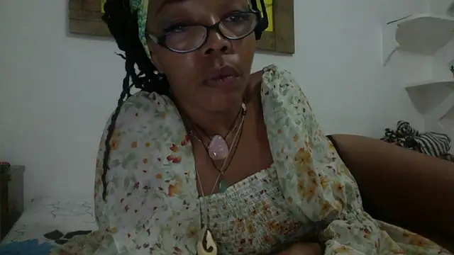 Snapshot of Ladyzee25 chatting on 09-25-25, 11:33 Ladyzee25 online show from 09-25-25, 11:33