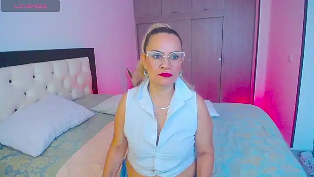 CarolinneFiotti online show from 10-04-25, 04:08