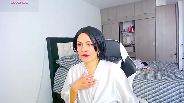 CarolinneFiotti online show from 11-25-25, 02:28