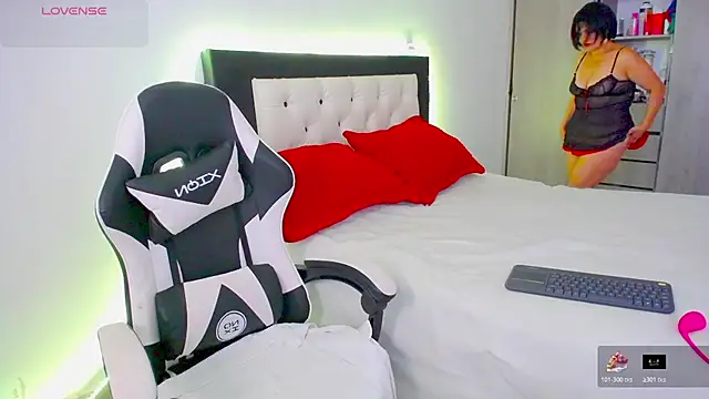 CarolinneFiotti online show from 11-20-25, 01:23