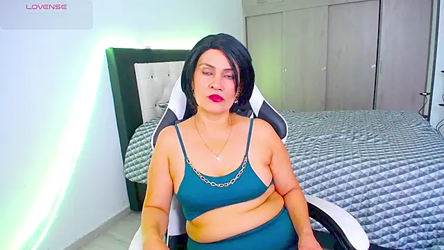 CarolinneFiotti online show from 11-24-25, 04:18