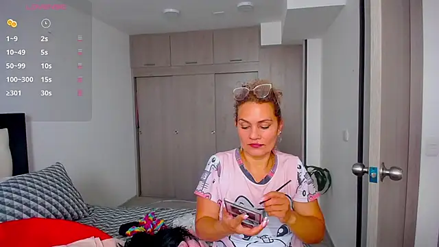 CarolinneFiotti online show from 09-11-25, 02:28