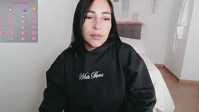 Snapshot of luna_lgomez_ chatting on 10-15-25, 12:02 luna lgomez  online show from 10-15-25, 12:02