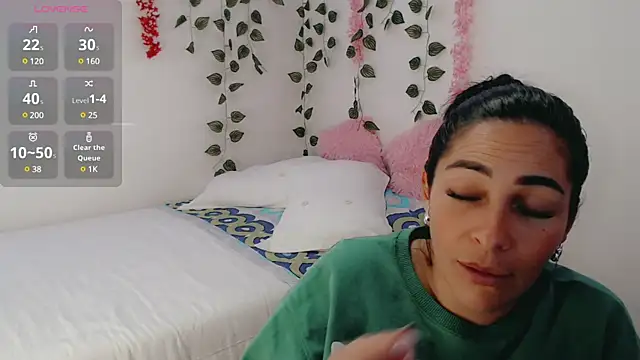 Snapshot of luna_lgomez_ chatting on 03-18-25, 05:23 luna lgomez  online show from 03-18-25, 05:23