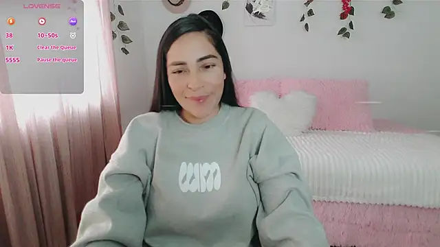 luna lgomez  online show from 10-31-25, 02:02