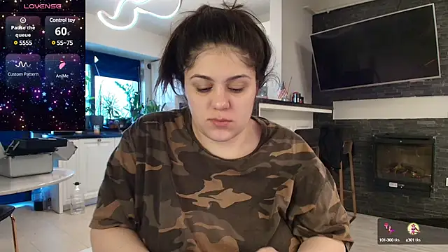 Snapshot of Layla- chatting on 02-25-25, 10:37 Layla- online show from 02-25-25, 10:37