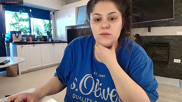 Snapshot of Layla- chatting on 03-21-25, 02:29 Layla- online show from 03-21-25, 02:29