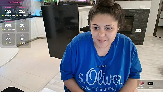 Snapshot of Layla- chatting on 09-25-25, 10:21 Layla- online show from 09-25-25, 10:21