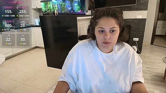 Snapshot of Layla- chatting on 10-02-25, 10:40 Layla- online show from 10-02-25, 10:40