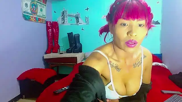 Snapshot of millygrey chatting on 10-10-25, 03:24 millygrey online show from 10-10-25, 03:24