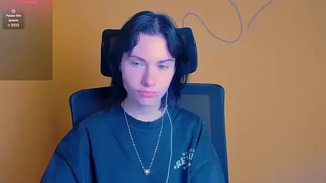 Snapshot of Fiona_Night chatting on 04-27-26, 05:27 Fiona Night online show from 04-27-26, 05:27
