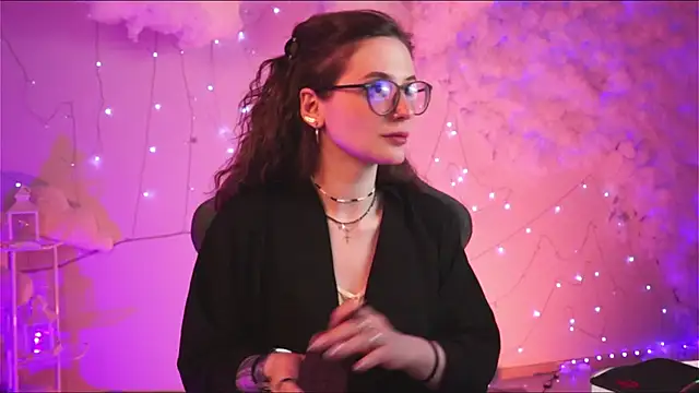 Snapshot of OliviaMcClean chatting on 03-19-25, 04:24 OliviaMcClean online show from 03-19-25, 04:24
