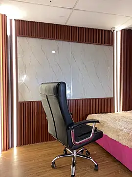 Snapshot of PinkyMoon chatting on 12-23-25, 04:01 PinkyMoon online show from 12-23-25, 04:01