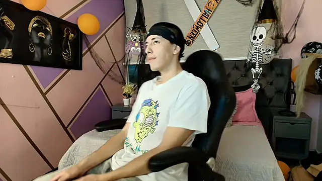 Andrew Wolff online show from 10-30-25, 03:38