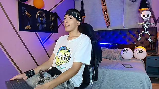 Andrew Wolff online show from 10-31-25, 03:25