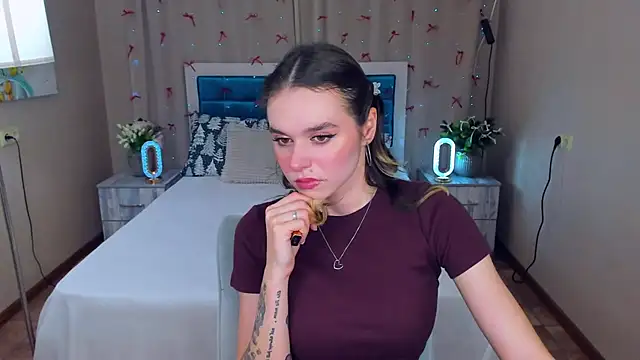 Snapshot of EmelyMason chatting on 12-15-25, 09:15 EmelyMason online show from 12-15-25, 09:15