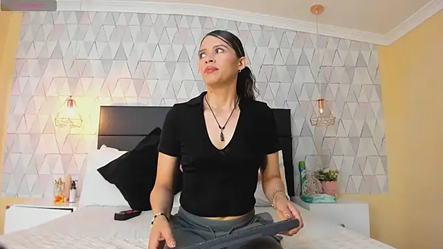 LiliJensen online show from 11-18-25, 07:17